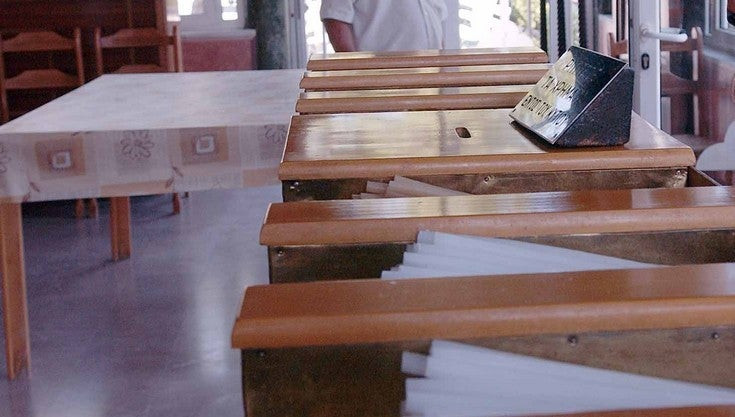 Που μας κατάντησαν! Πιστοί ρίχνουν… κουμπιά στα παγκάρια αντί για τον οβολό τους